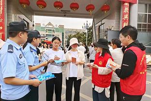 休闲看？！梅西等人看完NBA季后赛，带娃离开球场